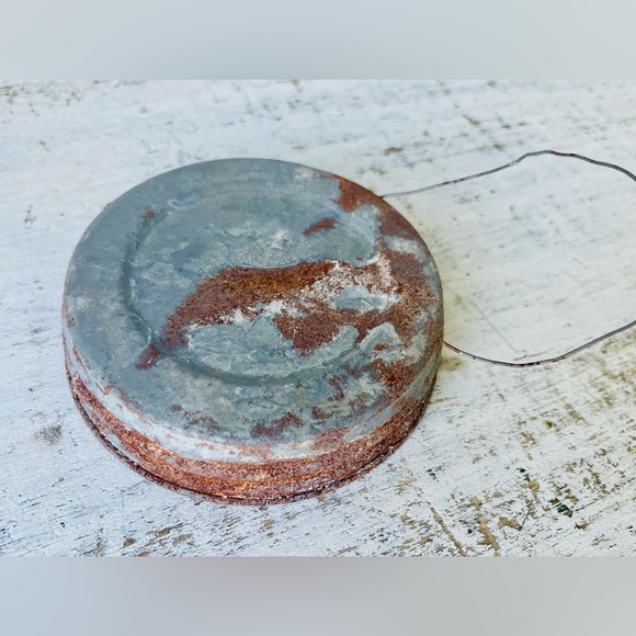 *Farm Faces Metal Jar Lid Rooster Ornament - Picture 4 of 10